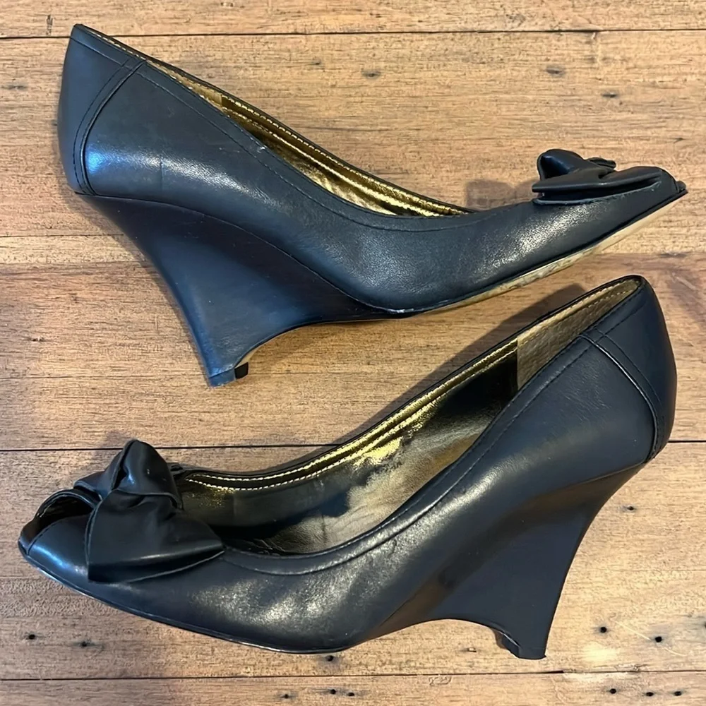 Guess pillow peep toe leather wedge 7.5